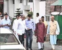 EC पहुंची कांग्रेस समेत 5 पार्टियां, EVM में कमल के निशान के नीचे BJP लिखा होने की शिकायत की