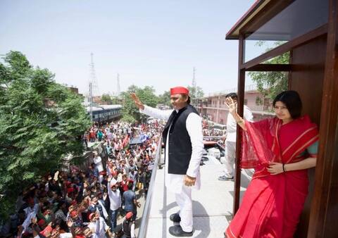 चुनाव प्रचार के आखिरी दिन डिंपल यादव ने रोड शो कर दिखाई ताकत, पीएम ने रैली कर जीत की भरी हुंकार चुनाव प्रचार के आखिरी दिन डिंपल यादव ने रोड शो कर दिखाई ताकत, पीएम ने रैली कर जीत की भरी हुंकार