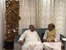 यूपी: राजनाथ सिंह ने की मुलायम सिंह यादव से मुलाकात, जाना हाल-चाल