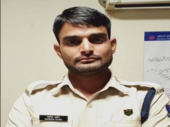 दिल्ली: फर्जी CRPF जवान चांदनी चौक मेट्रो स्टेशन पर गिरफ्तार, पूछताछ जारी CISF nabbed a man posing as constable of CRPF at Chandni Chowk Metro Station दिल्ली: फर्जी CRPF जवान चांदनी चौक मेट्रो स्टेशन पर गिरफ्तार, पूछताछ जारी