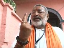 बिहार: लखीसराय के बड़हिया में गिरिराज सिंह ने डाला वोट, कहा- टुकड़े-टुकड़े गैंग के लिए विषराज हूं