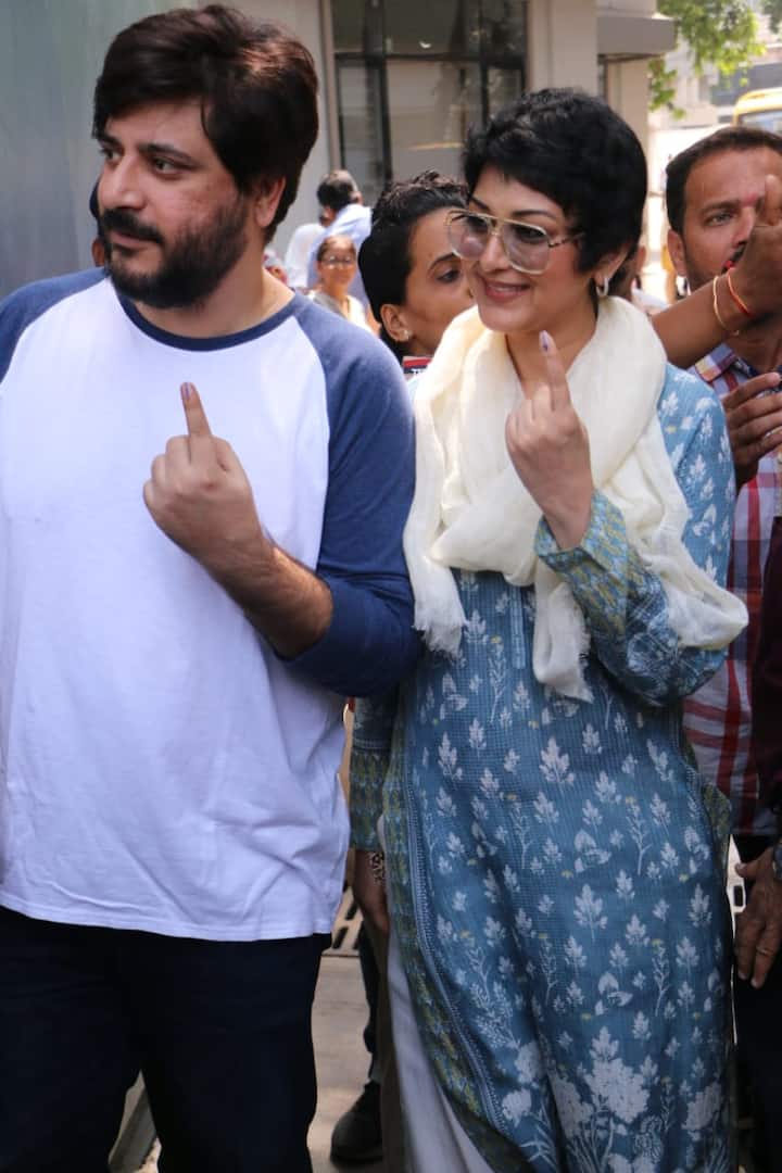 बॉलीवुड एक्ट्रेस सोनाली बेंद्रे ने पति गोल्डी बहल के साथ आज मुंबई में वोट किया. चौथे चरण में आज 9 राज्यों की 72 सीटों पर वोटिंग हो रही जिसमें मुंबई की 6 सीटें शामिल हैं. यहां देखें वोटिंग करते सोनाली बेंद्रे की तस्वीरें. 