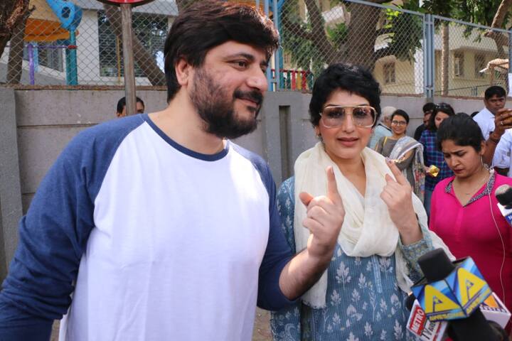 एक्ट्रेस सोनाली बेंद्रे की ये तस्वीरें देखकर उनके फैंस को काफी अच्छा लगेगा. बता दें कि कुछ समय पहले ही सोनाली बेंद्रे कैंसर का इलाज करा अमेरिका से लौटीं हैं. 