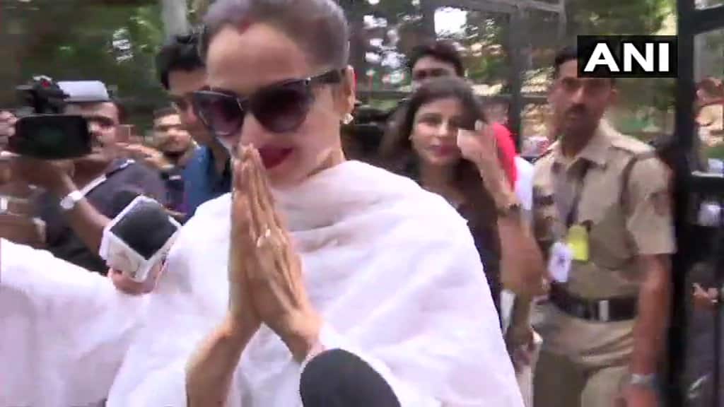 आज मुंबई की 6 सीटों पर वोटिंग, प्रियंका चोपड़ा, रेखा और रवि किशन ने डाला वोट