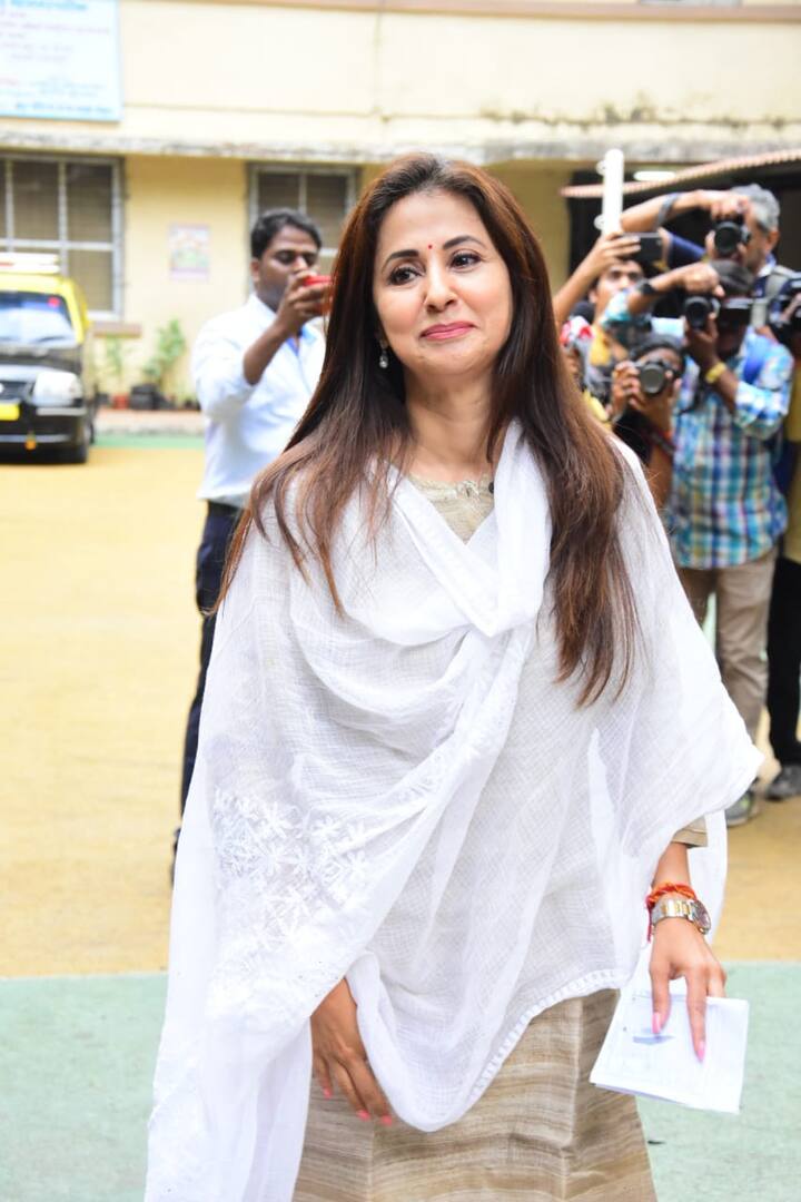 आपको बता दें कि उर्मिला का मुकाबला बीजेपी के गोपाल शेट्टी से है. 2014 में शेट्टी ने कांग्रेस उम्मीदवार संजय निरुपम को हराया था. पिछली बार निरुपम यहां से साढ़े 4 लाख वोटों से हारे थे. यही वजह है कि इस बार कांग्रेस ने यहां से उर्मिला मातोंडकर को मैदान में उतारा है.