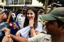 लोकसभा चुनाव 2019ः तस्वीरों में देखें उर्मिला मातोंडकर का जलवा, बांद्रा मतदान केंद्र पर डाला अपना वोट