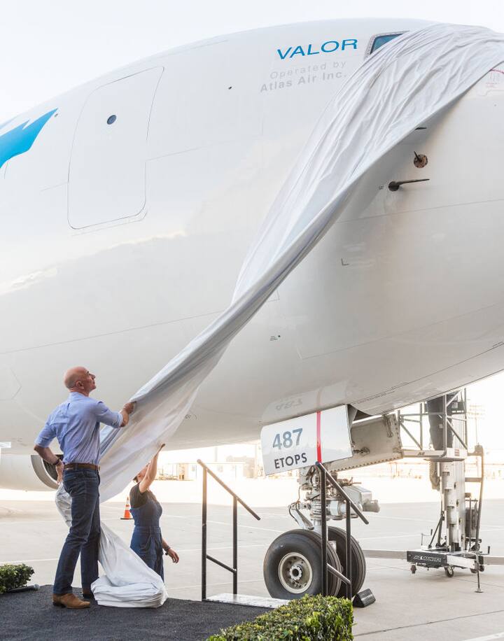 एक प्राइवेट जेट- कीमत 65 मिलियन डॉलर- एक प्राइवेट जेट रखना कोई आम बात नहीं है. बेजोस गल्फस्ट्रीम G-650ER में घूमते हैं जो दुनिया का सबसे तेज प्राइवेट जेट है.