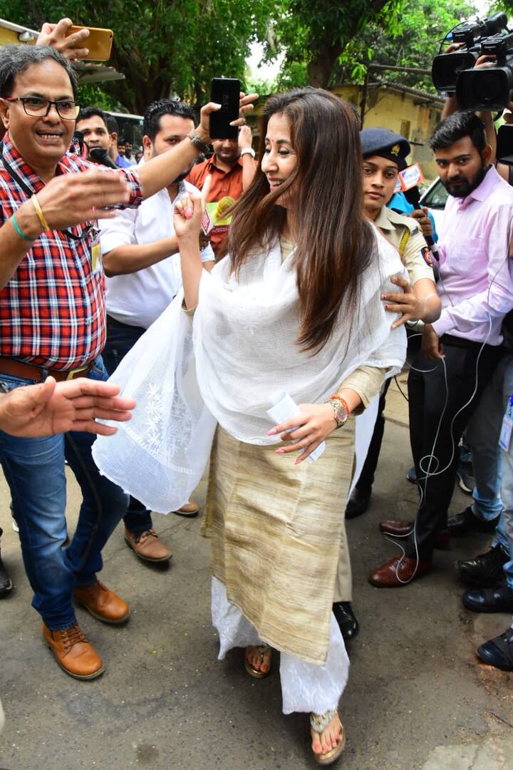 पहली बार चुनावी मैदान में उतरी उर्मिला मातोंडकर ने प्रचार अभियान के दौरान प्रधानमंत्री नरेंद्र मोदी पर जमकर हमला बोला था. मजाकिया लहजे में उन्होंने कहा था कि उनपर (पीएम मोदी) और उनके अधूरे वादों पर कॉमेडी फिल्म बननी चाहिए थी.