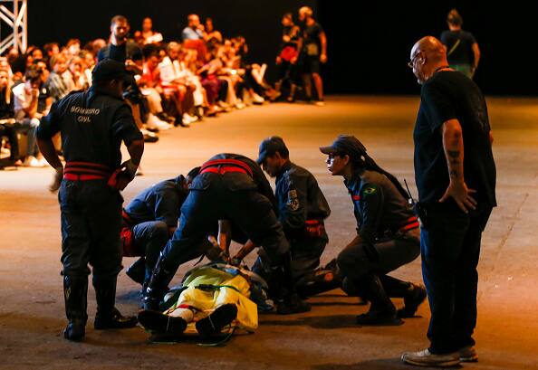 टेल्स की मौत होने के बाद भी फैशन शो चला और मॉडल्स ने हाथ में कई भावुक संदेश पकड़े हुए टेल्स की मौत का शोक मनाया. हालांकि हर कोई टेल्स की अचानक मौत से हैरान है.