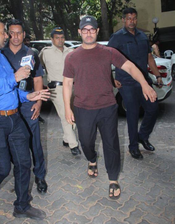 बॉलीवुड के दिग्गज अभिनेता आमिर खान अपनी पत्नी किरण राव के साथ वोट करने पहुंचे.