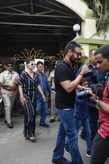 Election 2019: बेटे के साथ वोट डालने पहुंचे अजय देवगन और काजोल, देखें तस्वीरें