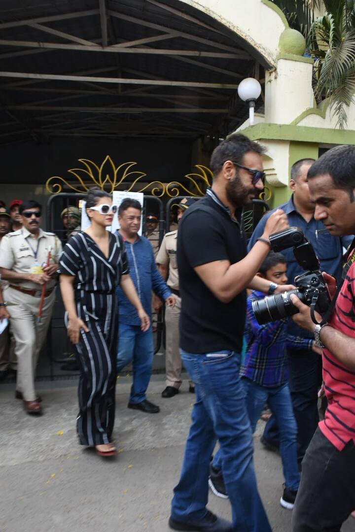 अजय देवगन और काजोल के साथ उनका छोटा बेटा भी था. दोनों ने वोट करने के बाद स्याही से रंगी उंगली दिखाई.