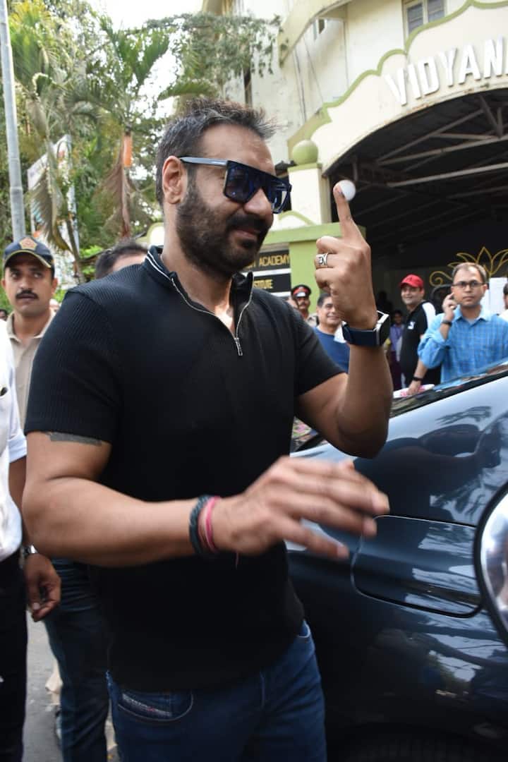 वोट करने को लेकर काजोल और अजय देवगन काफी उत्साहित थे. दोनों ने लाइन में लगकर वोट किया.