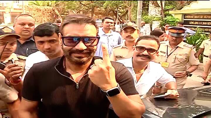 बॉलीवुड अभिनेता अजय देवगन पत्नी काजोल के साथ वोट करने पहुंचे.