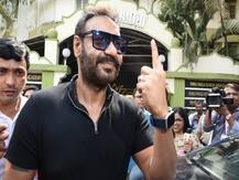 Election 2019: बेटे के साथ वोट डालने पहुंचे अजय देवगन और काजोल, देखें तस्वीरें