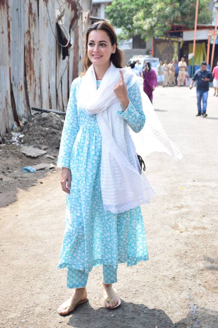 मुंबई में आज सुबह से ही बॉलीवुड के सभी सितारे आम लोगों के साथ लाइन में लगकर वोट कर रहे हैं. ये लोग आम लोगों को भी वोट करने को घर से निकलने की अपील भी कर रहे हैं.