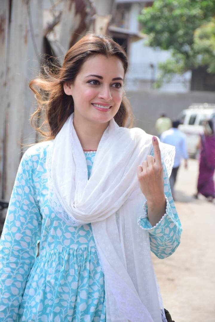 एक्ट्रेस दीया मिर्जा भी वोटिंग को लेकर काफी उत्साहित थीं और ये उनके चेहरे पर ये साफ दिख रही है. वोटिंग करने के बाद स्याही से रंगी उंगली दिखाती दीया मिर्जा. 
