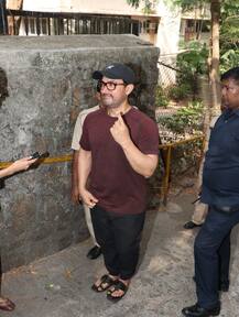 तस्वीरें: पत्नी किरण राव के साथ वोट डालने पहुंचे बॉलीवुड के मिस्टर परफेक्शनिस्ट आमिर खान