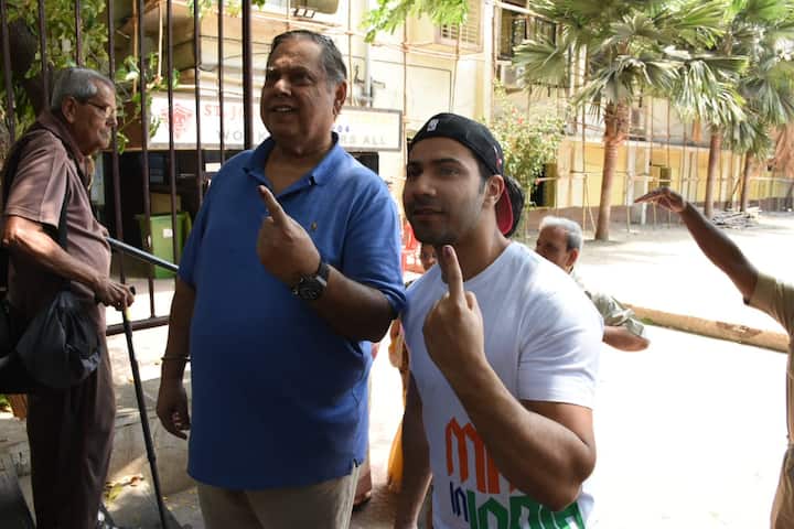 एक्टर वरुण धवन भी अपने पिता डेविड धवन के साथ वोट करने पहुंचे. दोनों ने वोटिंग के बाद स्याही से रंगी उंगली दिखाई.