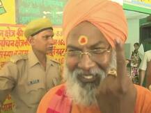 लोकसभा चुनाव: लाइन तोड़कर साक्षी महाराज ने डाला वोट, लोगों ने कहा- जब PM मोदी लाइन में खड़े हो सकते हैं तो ये क्यों नहीं?