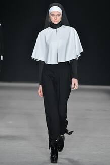 कहीं हैट तो कहीं हिजाब पहनकर ऐसे अजब ढंग से मॉडल्स ने रैंप पर किया वॉक, देखें तस्वीरें