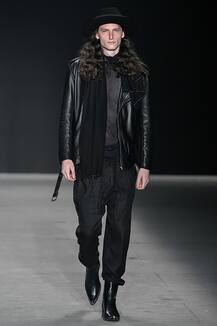 कहीं हैट तो कहीं हिजाब पहनकर ऐसे अजब ढंग से मॉडल्स ने रैंप पर किया वॉक, देखें तस्वीरें