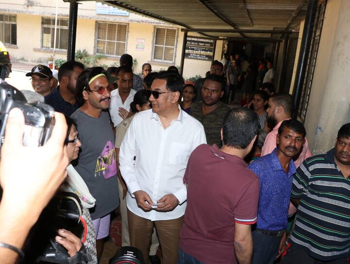आज मुंबई में वोटिंग हो रही है. यहां वोटिंग के दौरान रणवीर सिंह बिल्कुल आम लोगों की तरह वोटिंग के लिए काफी समय तक लाइन में लगे रहे.