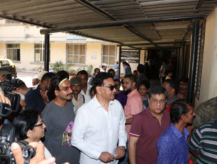  यहां पर लोगों को यकीन ही नहीं हो पा रहा था कि उनके साथ बॉलीवुड का इतना बड़ा स्टार खड़े होकर अपनी बारी का इंतजार कर रहा है.