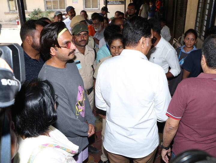 यहां पर आप देख सकते हैं कि पापा के साथ रणवीर काफी देर तक लाइन में खड़े रहे और अपने नंबर का इंतजार किया.