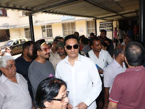 लाइन में खड़े होकर रणवीर सिंह ने अपने बारी का इंतजार किया, फिर डाला वोट, पापा भी थे मौजूद लाइन में खड़े होकर रणवीर सिंह ने अपने बारी का इंतजार किया, फिर डाला वोट, पापा भी थे मौजूद