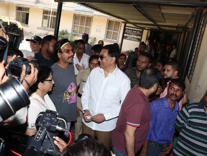 यहां पर काफी लोग उनके साथ सेल्फी लेते भी नज़र आए.