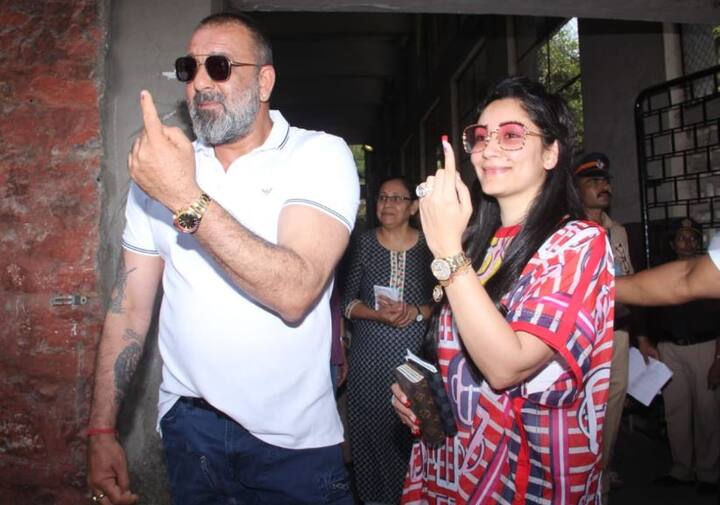 लोकसभा चुनाव 2019 के चौथे चरण में 9 राज्यों की 72 लोकसभा सीटों के लिए वोटिंग हो रही है. इनमें एमपी की 6, महाराष्ट्र की 17 और राजस्थान की 13 सीट पर मतदान चल रहा है. इस दौरान कई फिल्मी सितारों ने वोट किया. बॉलीवुड एक्टर संजय दत्त ने मुंबई में अपना वोट डाला. संजय दत्त अपने परिवार के साथ वोट डालने पहुंचे थे.