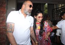 Lok Sabha Election 2019: परिवार के साथ वोट डालने पहुंचे संजय दत्त और सुनील शेट्टी, देखिए तस्वीरें