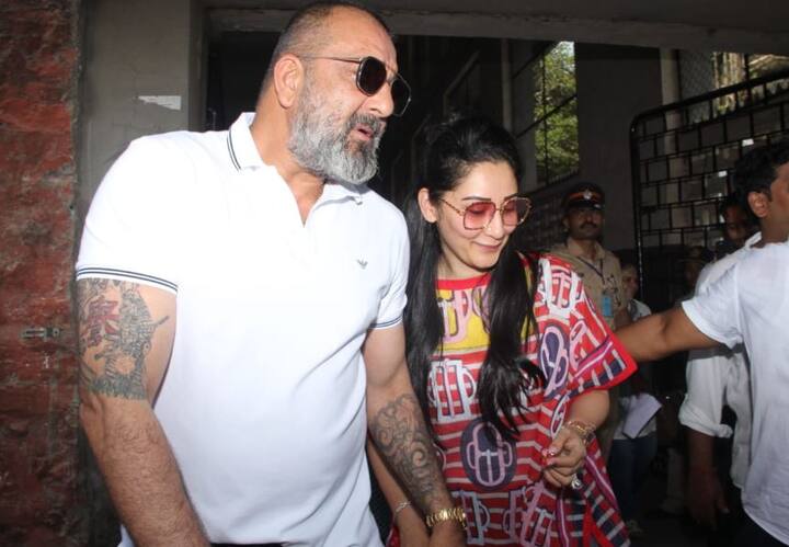 बॉलीवुड अभिनेता संजय दत्त अपनी पत्नी मान्यता दत्त के साथ वोट डालने पहुंचे. उनकी बहन प्रिया दत्त मुंबई नॉर्थ सेंट्रल से उम्मीदवार हैं.