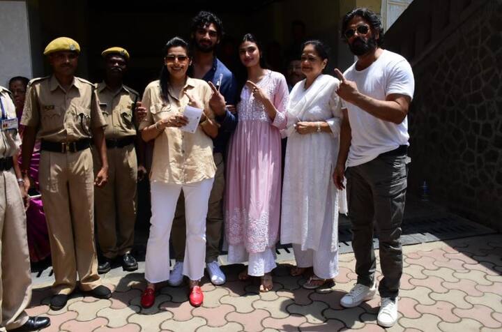 इस दौरान बॉलीवुड के परिवार में शेट्टी परिवार भी वोट डालने पहुंचा. सुनील शेट्टी अपने पूरे परिवार के साथ मताधिकार का प्रयोग करने पहुंचे.