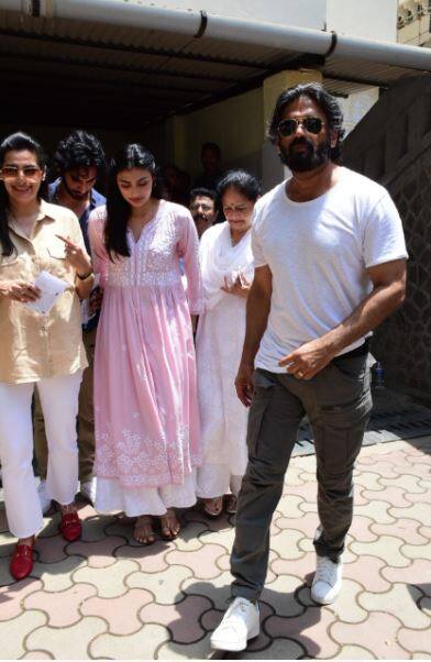 सुनील शेट्टी के साथ वोटिंग के दौरान उनका बेटा आहान और बेटी आतिया शेट्टी भी मतदान केंद्र पहुंचे और वोट डाला.