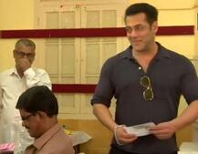 Election 2019: मुंबई में दबंग अंदाज में वोट डालने पहुंचे सलमान खान, देखें तस्वीरें