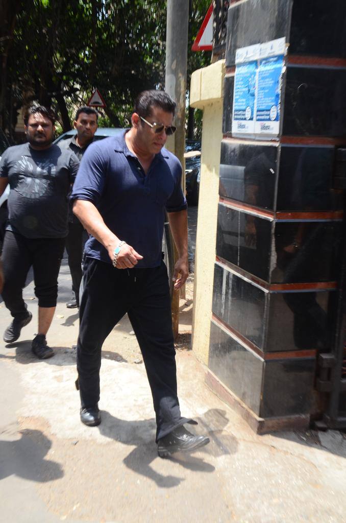 सलमान खान काफी कैजुअल लुक में वोटिंग के लिए पहुंचे थे. उनका लुक काफी दमदार लग रहा है. 