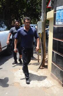 Election 2019: मुंबई में दबंग अंदाज में वोट डालने पहुंचे सलमान खान, देखें तस्वीरें