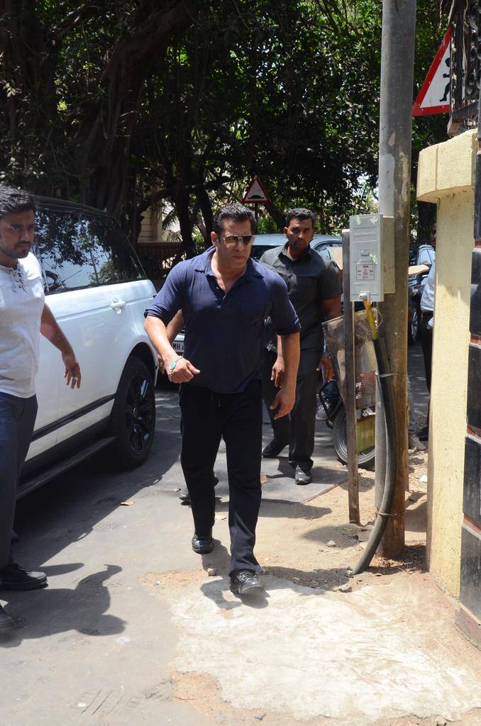 आज मुंबई में बड़े सितारे सुबह से ही लाइन में लगकर वोट कर रहे हैं. ये सितारे आम लोगों को भी वोटिंग के लिए प्रेरित कर रहे हैं. 