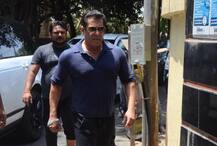 Election 2019: मुंबई में दबंग अंदाज में वोट डालने पहुंचे सलमान खान, देखें तस्वीरें