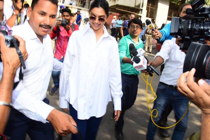 ऐसे में एक जिम्मेदार नागरिक के तौर पर बड़े-बड़े सितारे भी पोलिंग बूथ पर लाइनों में खड़े दिखाई दिए. (तस्वीर: मानव मंगलानी)