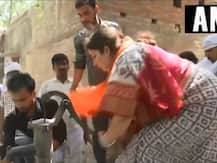 जब अमेठी के गांव में लगी आग बुझाने दौड़ पडीं बीजेपी उम्मीदवार स्मृति ईरानी