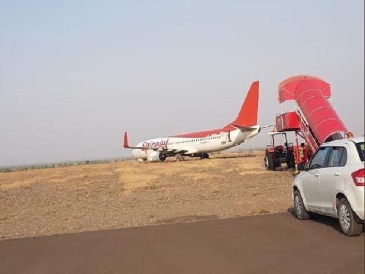 Maharashtra Spicejet from Delhi to Shirdi overshot the runway at Shirdi airport शिरडी में रनवे पर फिसला स्पाइसजेट का विमान, बाल-बाल बचे यात्री
