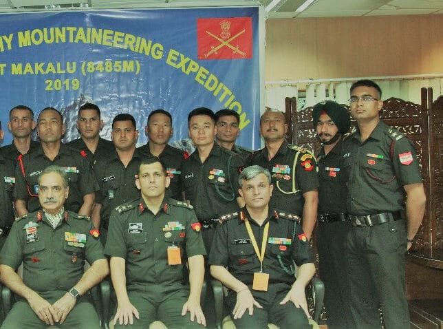 सेना के जन सूचना विभाग ने कई तस्वीरें जारी करते हुए दावा किया है कि उसकी माउटाइरिंग एक्सपेडिशन टीम ने 09 अप्रैल को नेपाल-चीन सीमा पर मौजूद मकालू बेस कैंप के पास 'येती' के रहस्यमय पैरों के निशान देखे हैं