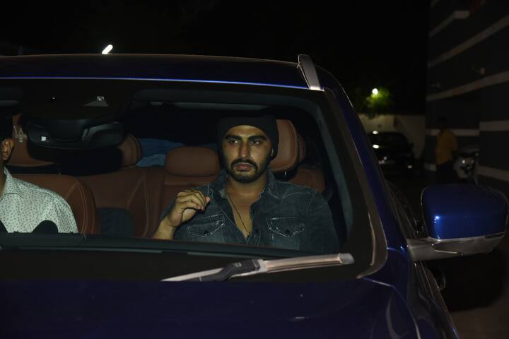 वहीं, अर्जुन डैपर लुक में पार्टी में पहुंचे. वो डेनिम शर्ट के साथ सिर पर ब्लैक बीनी लगाए नजर आए. (तस्वीर: मानव मंगलानी)