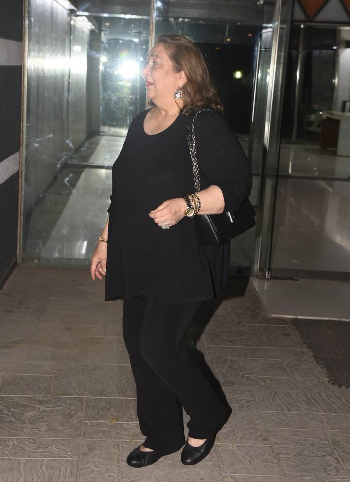 बबीता कपूर कुछ इस अंदाज में महीप कपूर के बर्थडे बैश में शामिल होने पहुंचीं. (तस्वीर: मानव मंगलानी)