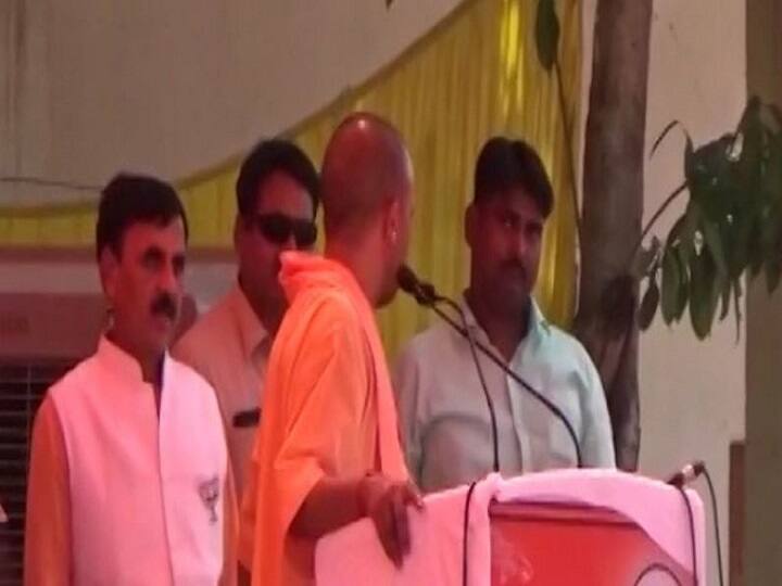 UP- CM Yogi Adityanath angry during rally, rebuked BJP candidate Vinod Sonkar यूपी: रैली के दौरान मंच पर नाराज हुए सीएम योगी, बीजेपी प्रत्याशी को लगाई फटकार