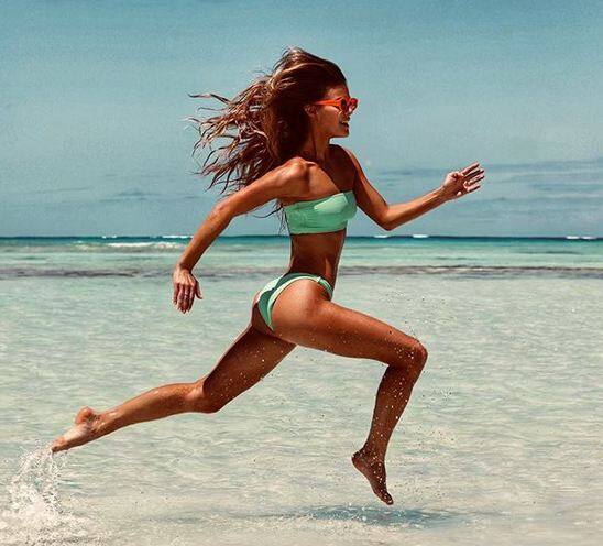  बिकिनी में मस्ती करती हुई नीना की कई तस्वीरें हैं. 