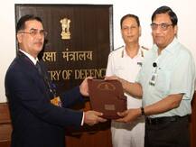 नौसेना होगी अब और भी मजबूत, रक्षा मंत्रालय ने किया इन बेहद खास जहाजों का करार